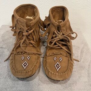 Manitobah Mukluks Brown Suede Beaded Fringe Moccasin|NWOT|Women’s 11 | Men’s 9